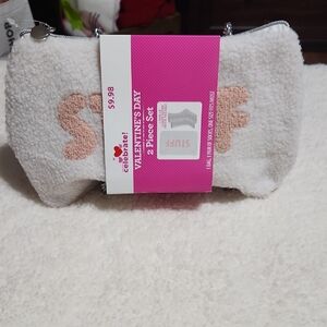 Adorable carry case/makeup bag.